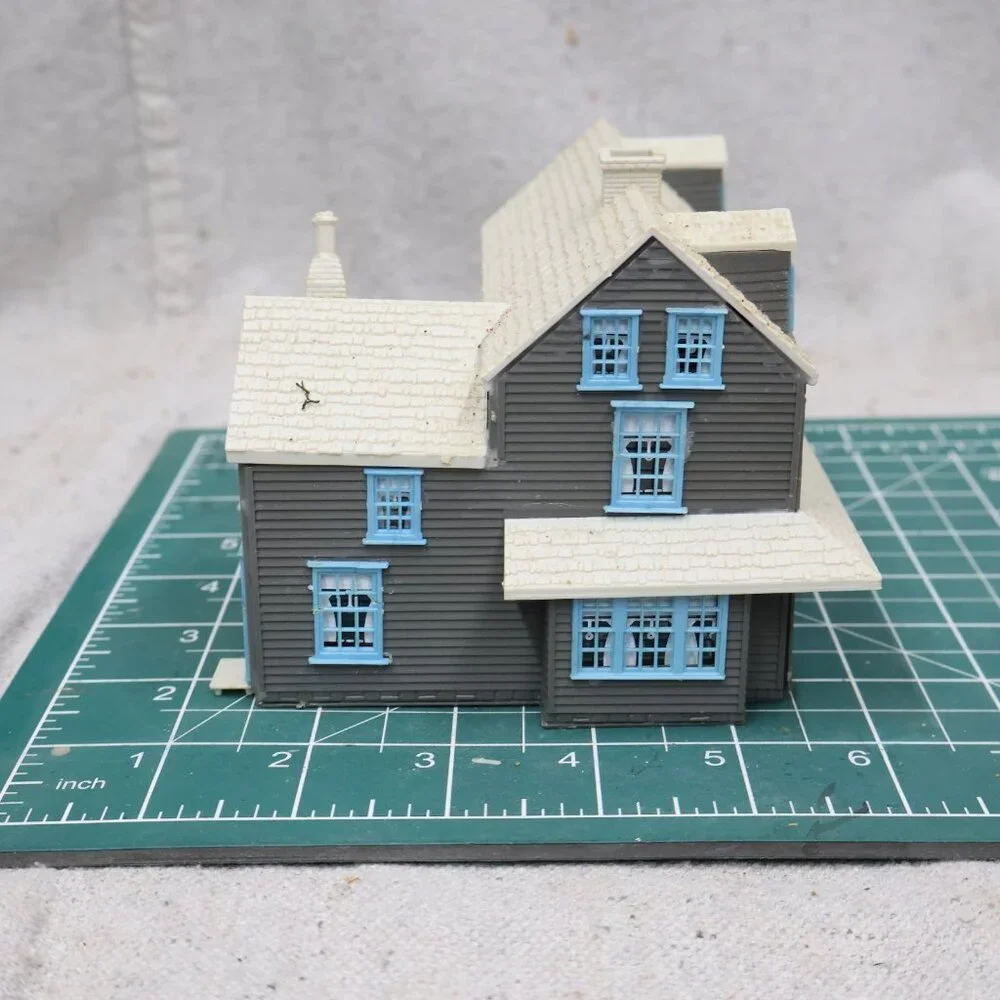 Atlas HO Scale Home Series Historic Model House Kit #602 Assembled